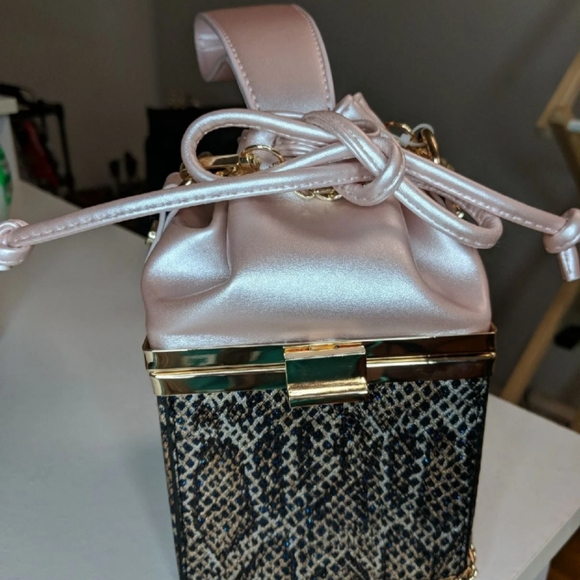 Snakeskin Print Pink cube Clutch purse wrist strap - Picture 7 of 15